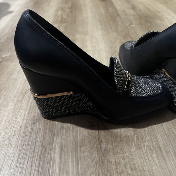 Tory Burch Women's Black Leather & Tweed wedges With Gold Hardware & Block Heels - Picture 4 of 7